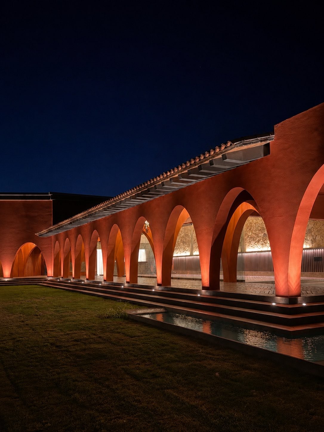 Los portales de Quinta Portales iluminados de noche